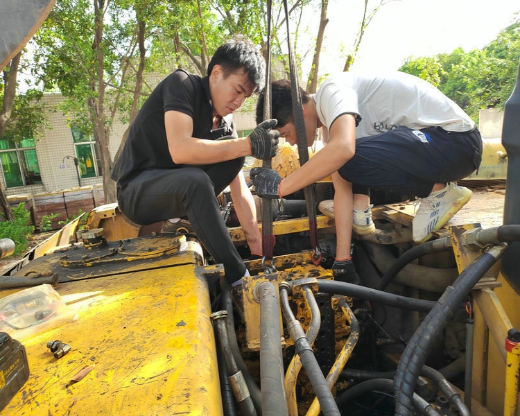 广东小松挖掘机华体足球中国有限公司中心/小松挖掘机华体足球中国有限公司售后