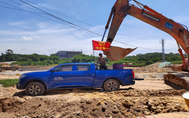 广州萝岗小松200-8挖掘机华体足球中国有限公司现场